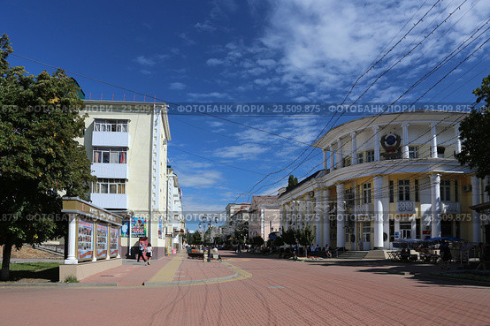 Пешеходная улица Первомайская летом, Черкесск (2016 год). Редакционное фото, фотограф Алексей Гусев / Фотобанк Лори
