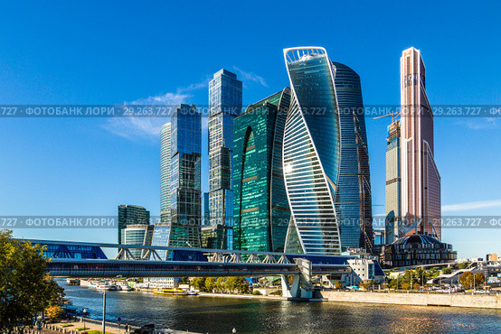 Пешеходный мост "Багратион" и финансово-офисный центр "Москва-Сити", город Москва (2018 год). Редакционное фото, фотограф Ольга Сейфутдинова / Фотобанк Лори
