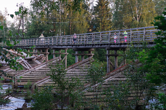 Пешеходный мост через реку Олонка. Город Олонец, Республика Карелия (2012 год). Стоковое фото, фотограф Вячеслав Палес / Фотобанк Лори