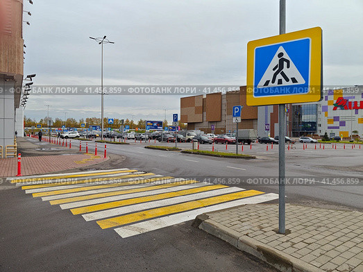 Пешеходный переход на парковке торгового центра (2023 год). Редакционное фото, фотограф Юлия Зебрева / Фотобанк Лори