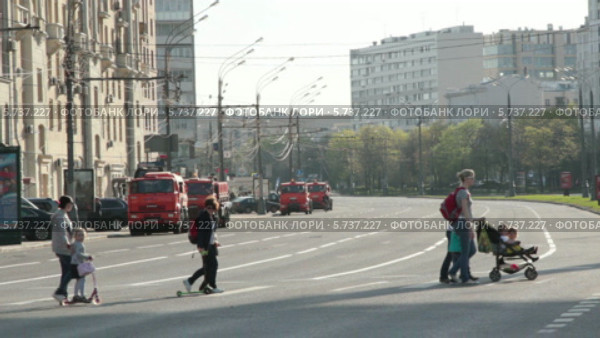 Пешеходы с детьми переходят Садовое кольцо (2013 год). Редакционное видео, видеограф Овсеенко Надежда / Фотобанк Лори