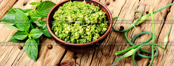 Pesto - Italian cuisine sauce. Homemade italian pesto sauce and ingredients.Italian food. Стоковое фото, агентство Ingram Publishing / Фотобанк Лори