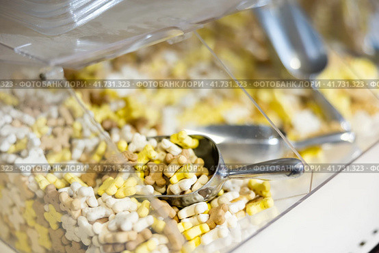 Pet shop display with containers full of dry food for dogs. Стоковое фото, фотограф Яков Филимонов / Фотобанк Лори