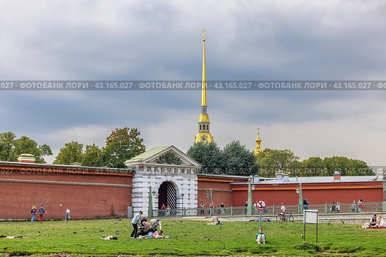 Петербуржцы отдыхают на траве у Петропавловской крепости (2023 год). Редакционное фото, фотограф Юрий Шурчков / Фотобанк Лори