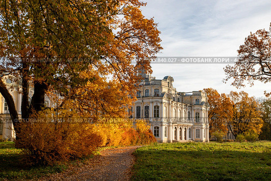 Петергоф Парк усадьбы "Знаменка". Осенний вид (2024 год). Редакционное фото, фотограф Литвяк Игорь / Фотобанк Лори