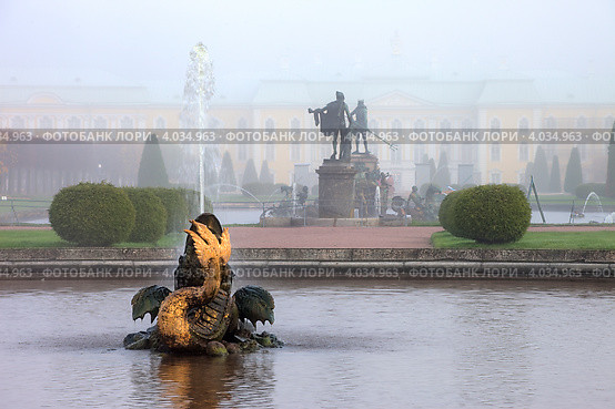 Петергоф. Верхний сад. Фонтан "Межеумный" (2012 год). Редакционное фото, фотограф Литвяк Игорь / Фотобанк Лори