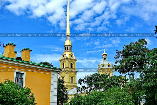 Петропавловский собор. Православный храм в Петропавловской крепости в Санкт-Петербурге, усыпальница русских императоров, памятник архитектуры петровского барокко. Автор проекта - архитектор Доменико Трезини. (2017 год). Редакционное фото, фотограф Сергей Елизарьев / Фотобанк Лори
