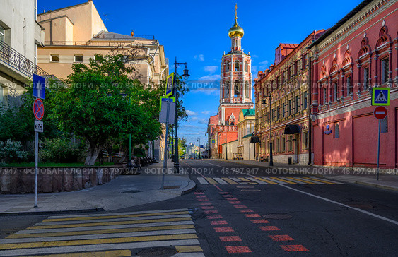 Petrovka street and High Monastery of St. Peter (Vysokopetrovsky Monastery) in Moscow, Russia. Architecture and landmarks of Moscow. Cozy cityscape of Moscow (2022 год). Редакционное фото, фотограф Екатерина Белова / Фотобанк Лори