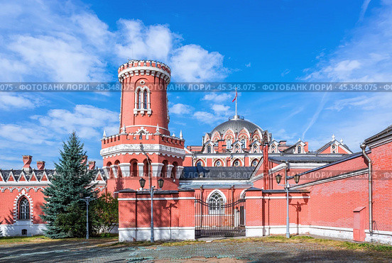 Петровский Путевой Дворец, Петровский парк, Благовещенский храм, Москва. Стоковое фото, фотограф Baturina Yuliya / Фотобанк Лори