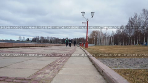 Petrozavodsk, Russia, 04.14.2024: City historical granite embankment of Lake Onega. Sights of the capital of Karelia. Tourism, sports, small architectural forms. People are walking. Spring ice drift. Редакционное видео, видеограф Юлия Петровская / Фотобанк Лори