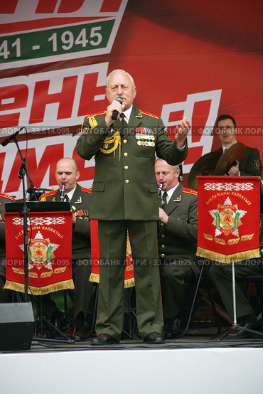 Певец и военный оркестр на сцене - 9 мая День Победы (2019 год). Редакционное фото, фотограф Марина Шатерова / Фотобанк Лори