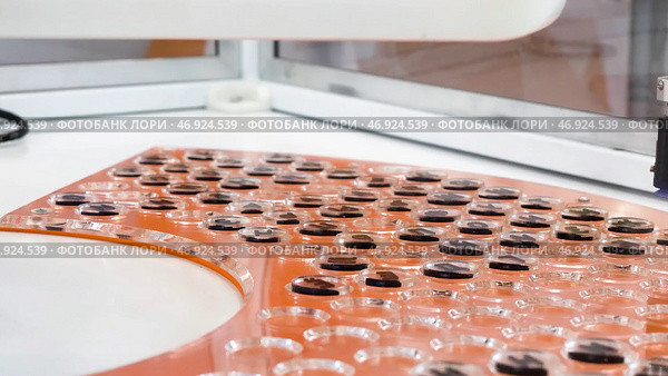 Pharmaceutical manufacturing automatic machine, covid 19 coronavirus vaccine production equipment. Стоковое фото, фотограф David Kashakhi / Фотобанк Лори