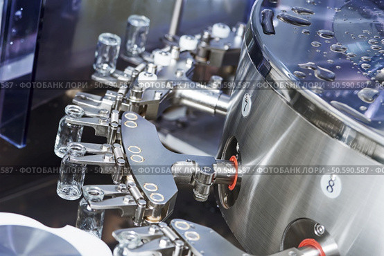 pharmaceutical medicine industrial washer cleaning and drying machine for powder drugs glassware bottles. pharmaceutical machine for powder drugs glassware bottles. Стоковое фото, агентство Ingram Publishing / Фотобанк Лори