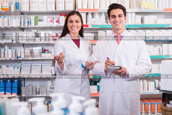 pharmacists posing in drugstore. Стоковое фото, фотограф Яков Филимонов / Фотобанк Лори