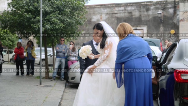 Photographers and video operators makes photos of brides coming out of maserati (2019 год). Редакционное видео, видеограф Ирина Мойсеева / Фотобанк Лори