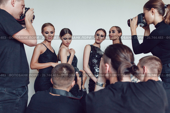 Photographers paparazzi take photos of women in cocktail dresses. Стоковое фото, фотограф Женя Канашкин / Фотобанк Лори