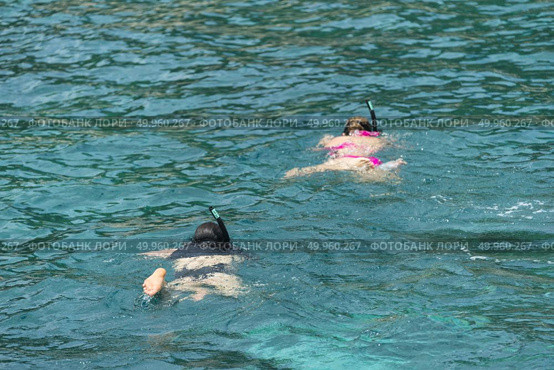 Phuket, THAILAND - JANUARY 4, 2017. A tourist wearing a bikini swim in the sea in Phuket. Редакционное фото, агентство Ingram Publishing / Фотобанк Лори