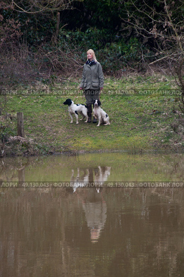 Picking up on a game shoot next to a pond. Стоковое фото, агентство Ingram Publishing / Фотобанк Лори