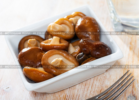 Pickled shiitake mushrooms. Стоковое фото, фотограф Яков Филимонов / Фотобанк Лори