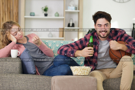 picture of couple on the sofa. Стоковое фото, агентство Ingram Publishing / Фотобанк Лори