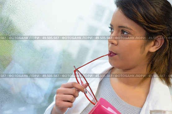 picture of young woman thinking deeply. Стоковое фото, агентство Ingram Publishing / Фотобанк Лори