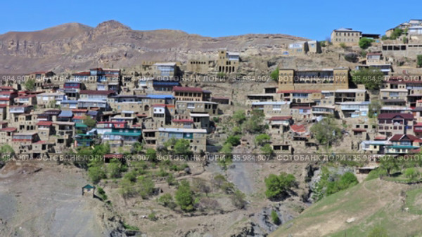 Picturesque Chokh town with old brick buildings on hill steep slope among fantastic mountains on sunny day in Dagestan, Russia (2021 год). Стоковое видео, видеограф Алексей Кузнецов / Фотобанк Лори