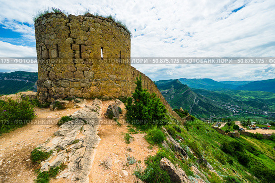 Picturesque mountain landscape with a photofacility tower of the Russian fortress in Gunib. Dagestan, Caucasus (2024 год). Стоковое фото, фотограф Константин Лабунский / Фотобанк Лори