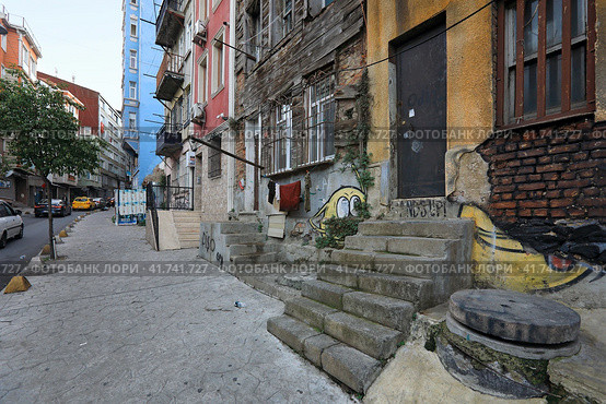 Picturesque streets of the Beyoglu district. View of the old dilapidated houses with colourful walls. Beyoglu district, Istanbul, Turkey. (2023 год). Редакционное фото, фотограф Bala-Kate / Фотобанк Лори