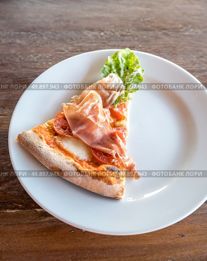 piece of pizza parma ham and rocket salad. Стоковое фото, агентство Ingram Publishing / Фотобанк Лори