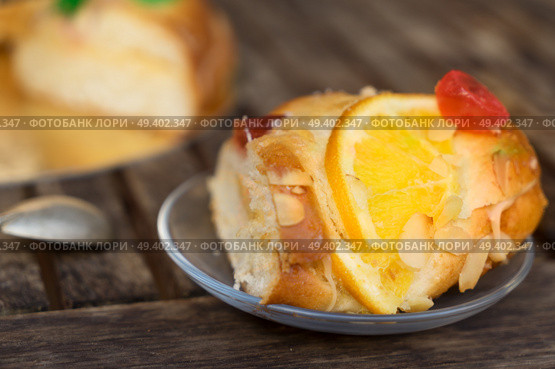 piece of Roscon de Reyes traditional spanish cake for Epiphany Day. Roscon del Reyes. Стоковое фото, агентство Ingram Publishing / Фотобанк Лори