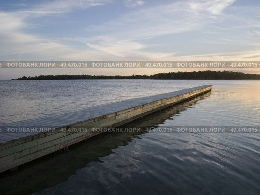 Pier on the sea at sunrise, Turneffe Island, Belize. Стоковое фото, агентство Ingram Publishing / Фотобанк Лори