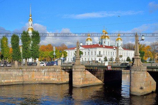 Пикалов мост через канал Грибоедова на фоне Никольского Морского православного собора освещенного солнцем в Санкт-Петербурге (2017 год). Стоковое фото, фотограф Максим Мицун / Фотобанк Лори