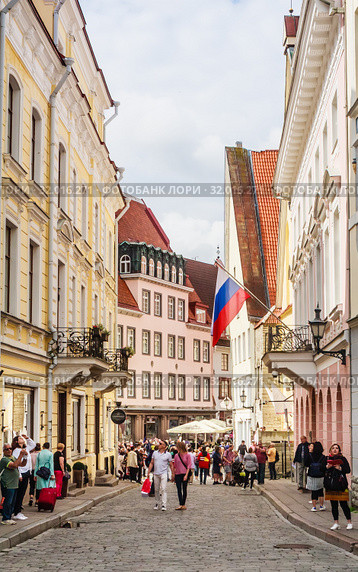 Pikk, one of main shopping streets in Tallinn Old Town Tallinn,,Estonia,Baltic States (2019 год). Редакционное фото, фотограф Николай Коржов / Фотобанк Лори