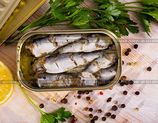 Pilchards in oil with greens and lemon. Стоковое фото, фотограф Яков Филимонов / Фотобанк Лори