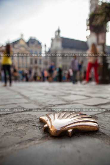 Pilgrims shell, St James shell with a crowd of people on the main square in Brussels, Belgium. St James shell in Brussels. Стоковое фото, агентство Ingram Publishing / Фотобанк Лори