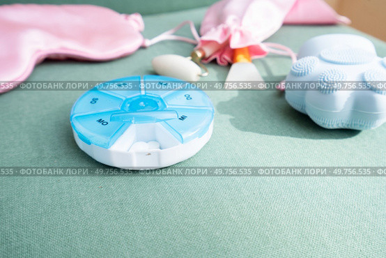pill box with sleeping mask and pill box, sleep-wake disorders concept, insomnia therapy, sleep difficulties and deprivation. pill box with sleeping mask , sleep-wake disorders. Стоковое фото, агентство Ingram Publishing / Фотобанк Лори