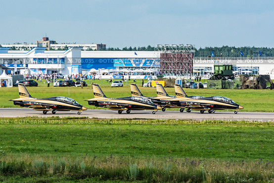 Пилотажная группа Al Fursan, взлет группой на МАКС-2017. Редакционное фото, фотограф Alexei Tavix / Фотобанк Лори