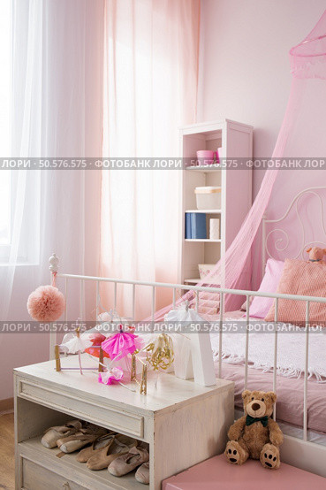 Pink bedroom of a girl with commode for ballet shoes. Стоковое фото, агентство Ingram Publishing / Фотобанк Лори