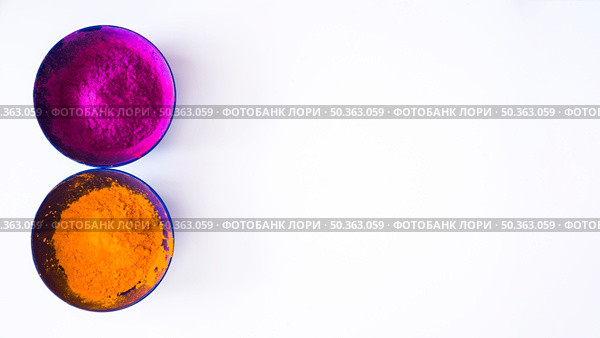 pink orange holi color powder bowl white background. Стоковое фото, агентство Ingram Publishing / Фотобанк Лори