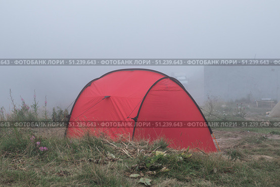 Pink tourist tent in fog on mountain. Стоковое фото, фотограф Михаил Яковлев / Фотобанк Лори