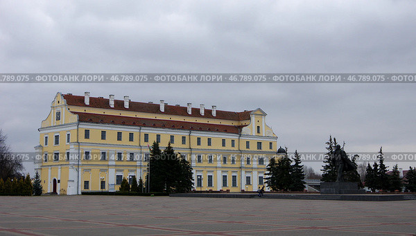 Пинск: вид через площадь Ленина на бывший коллегиум иезуитов (2020 год). Редакционное фото, фотограф Алексей Иванов / Фотобанк Лори