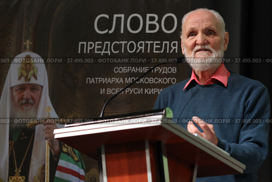 Писатель Владимир Николаевич Крупин. Прозаик, публицист, редактор, педагог на встрече со школьниками. (2022 год). Редакционное фото, фотограф Дмитрий Неумоин / Фотобанк Лори