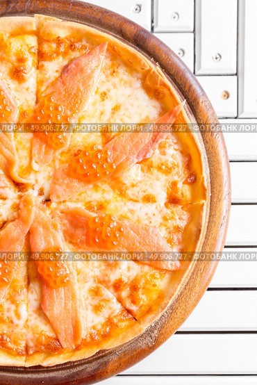 Pizza with smoked salmon and egg on white wooden table. Стоковое фото, агентство Ingram Publishing / Фотобанк Лори