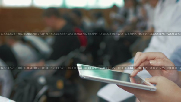 Планшет в женских руках на медицинской конференции. Стоковое видео, видеограф Данил Руденко / Фотобанк Лори