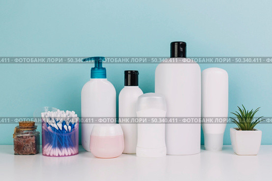 plant cotton swabs near cosmetics bottles. Стоковое фото, агентство Ingram Publishing / Фотобанк Лори