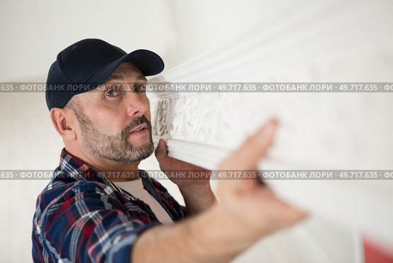 plasterer spreading plaster on wall. Стоковое фото, агентство Ingram Publishing / Фотобанк Лори
