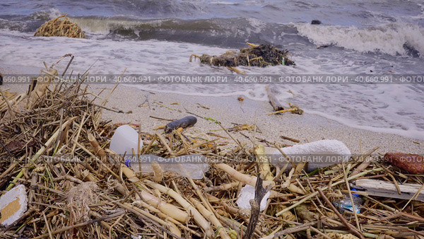 Plastic and other drifting debris has reached Black Sea beaches in Odessa, Ukraine. Environmental disaster caused by the explosion of Kakhovka Hydroelectric Power Plant dam, Close-up. Стоковое фото, фотограф Некрасов Андрей / Фотобанк Лори