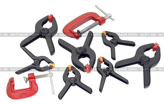Пластмассовые и металлические зажимы на белом фоне. Plastic and metal clamp on a white background. Стоковое фото, фотограф Татьяна Д / Фотобанк Лори