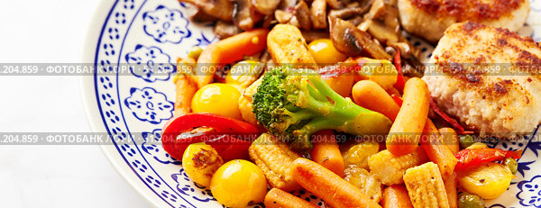 Plate with fried vegetables, carrots, broccoli, baby corn, bell peppers, roasted champignons and two chicken balls. Стоковое фото, фотограф Ирина Буракова / Фотобанк Лори