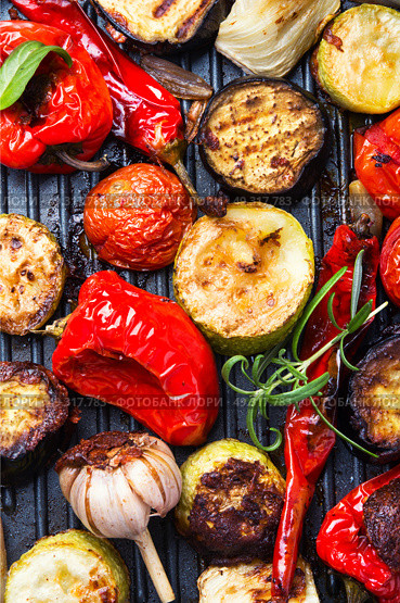 plate with grilled vegetables. grilled vegetables on a fashionable metal plate. Стоковое фото, агентство Ingram Publishing / Фотобанк Лори
